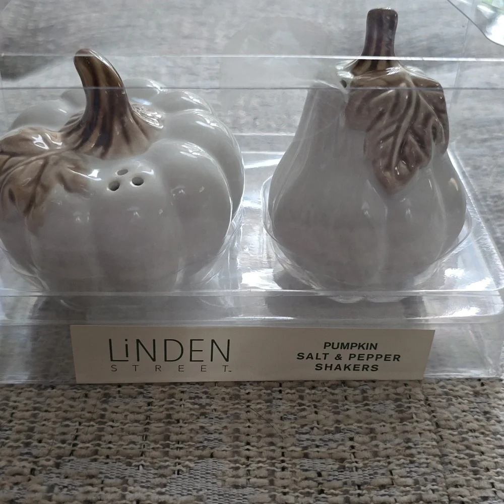 LINDEN STREET BRAND PUMPKIN SALT AND PEPPER SHAKERS